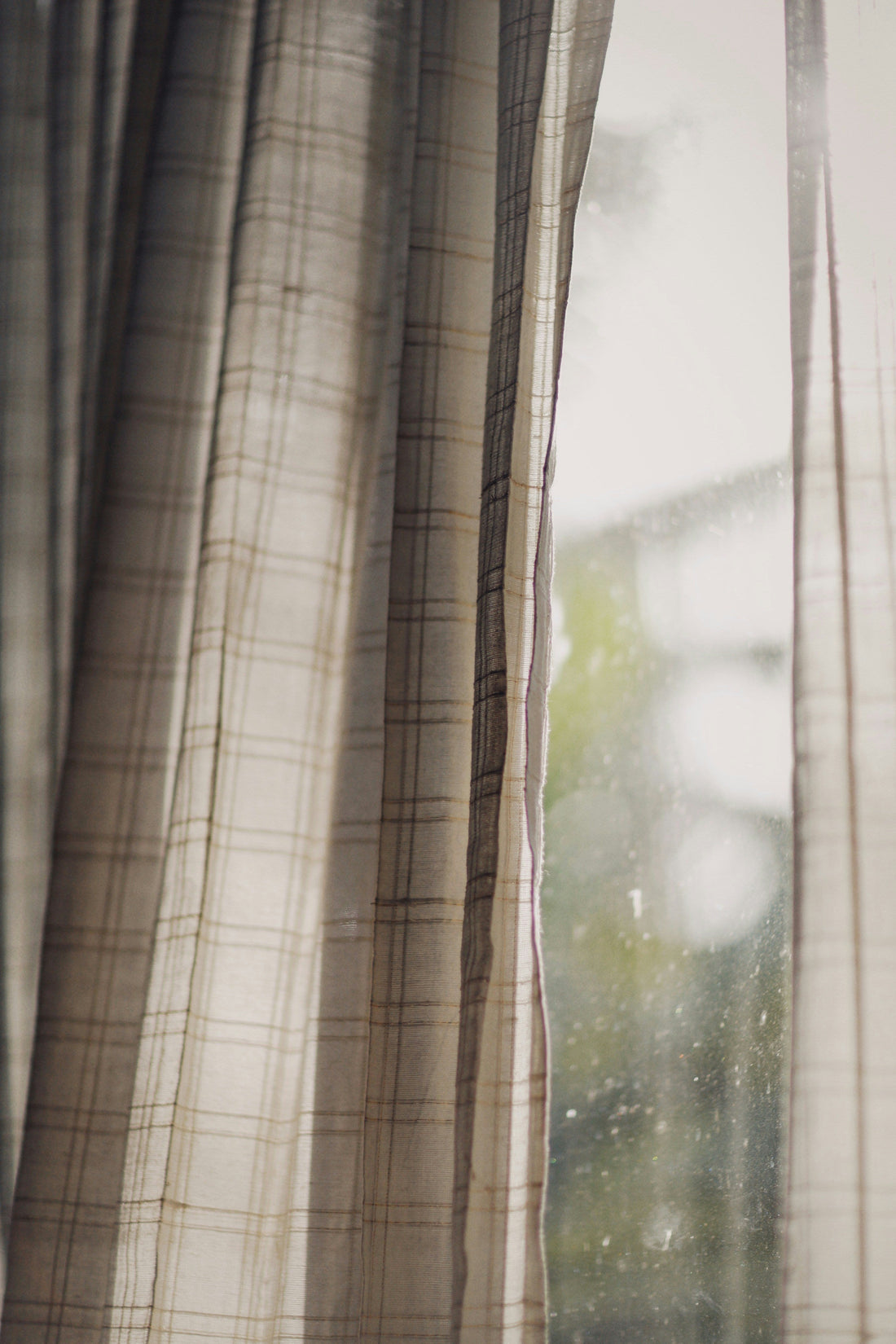 [DECOMENT] The "Steam Iron Window Drape": How to remove deep stubborn packaging creases from new curtains while hanging