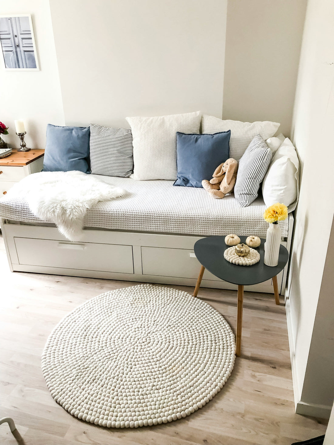 [DECOMENT] The "Velcro Rug Anchor Shield": How to stop decorative hallway runner rugs from sliding on smooth hardwood floors
