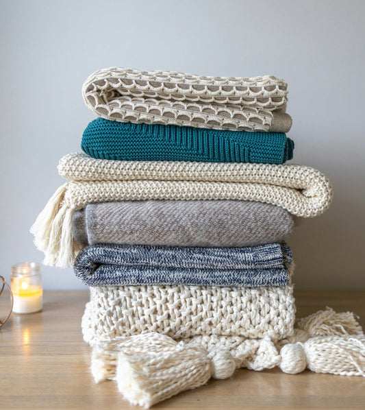 [DECOMENT] The "Pillow Feather Tap": How to get structured, wrinkle-free interior magazine creases on accent throws