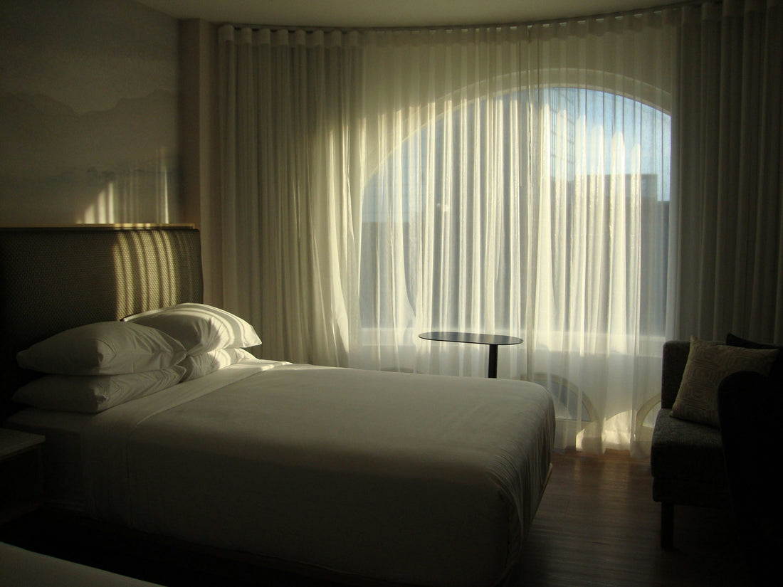 [DECOMENT] The "High & Wide" Trick: How Your Curtains Are Shrinking Your Room
