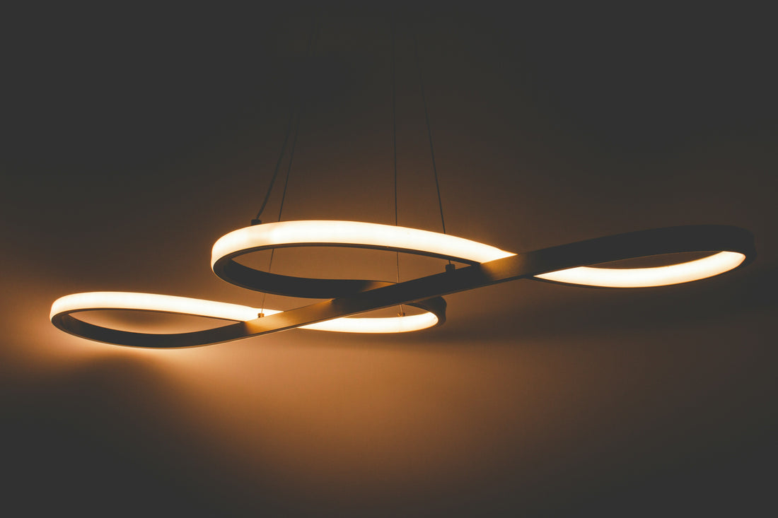 [DECOMENT] The "Warm Amber Layering": How to convert harsh overhead room lighting into a cozy boutique hotel sanctuary