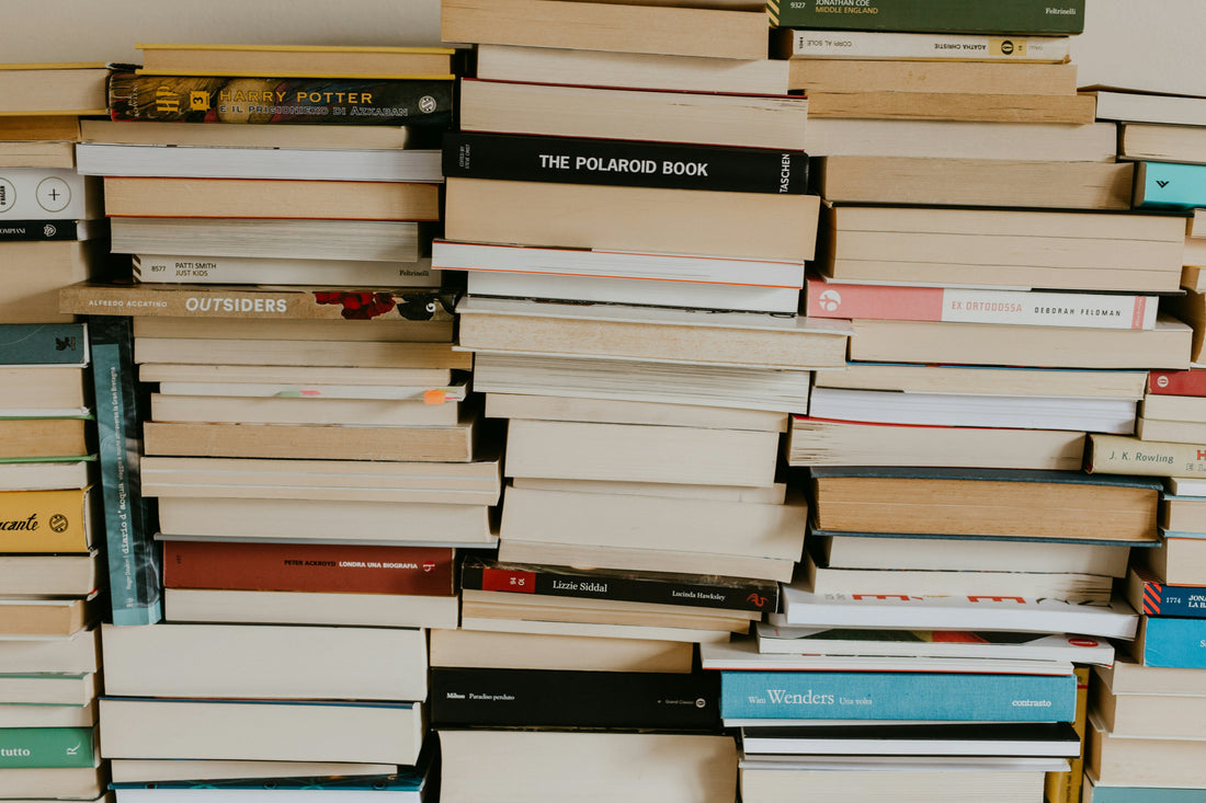 [DECOMENT] The "Rubber Band Bookcover Color Match": How to hide mismatched book spines to match your living room color palette