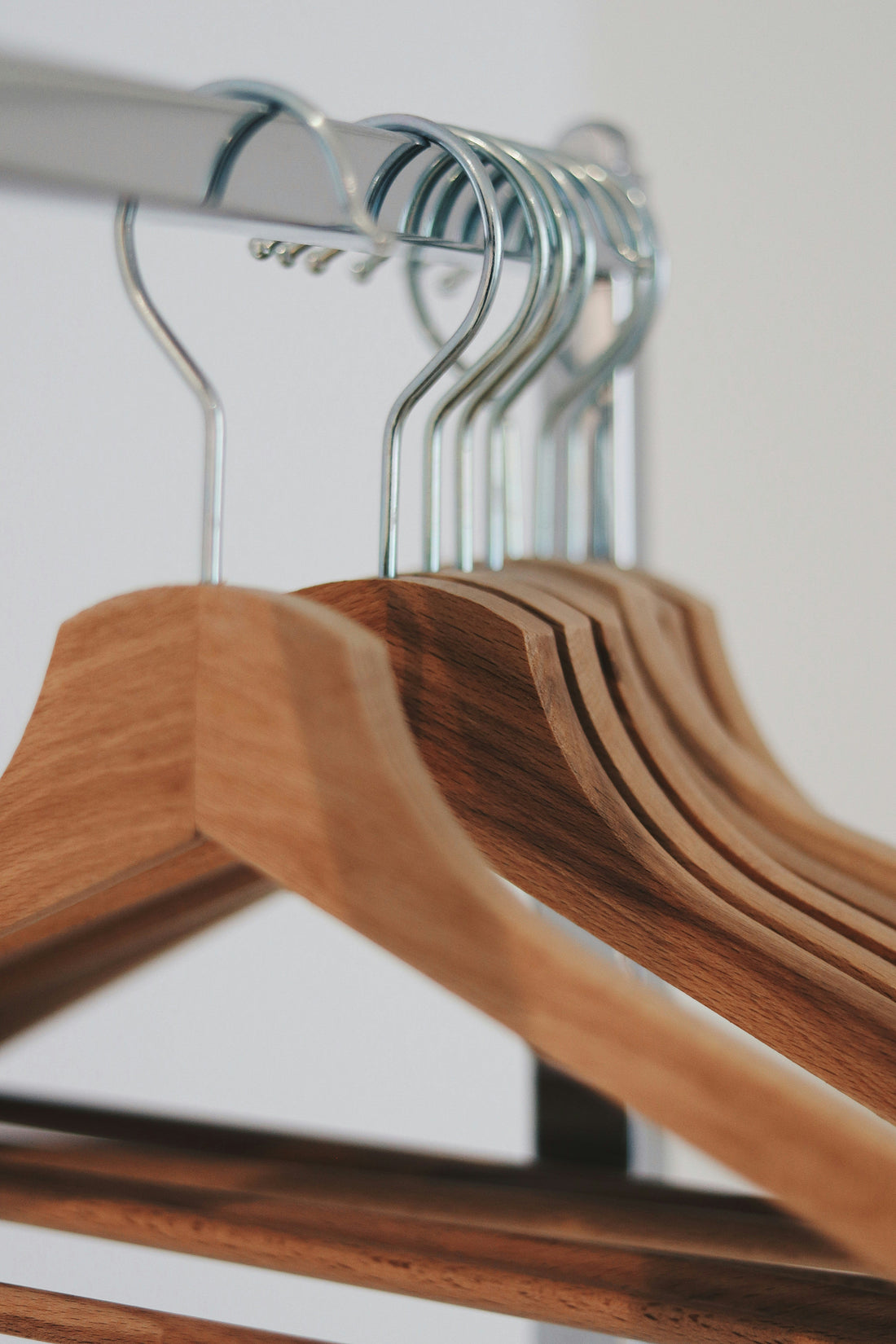 [DECOMENT] The "Rubber Band Hanger Grip": How to stop silky clothes and wide-neck tops from slipping off hangers in 5 seconds