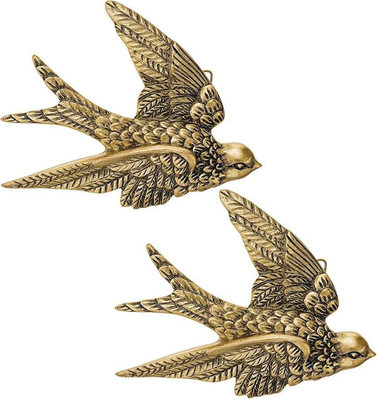 2 Pcs Vintage Bird Wall Sculpture Decor Art 6.7 Inch Antique 3D Sculpted Hanging Bird Resin Wall Art Golden Brass Floating Ornament for Living Room Garden Outdoor, Gifts for Couples Housewarming